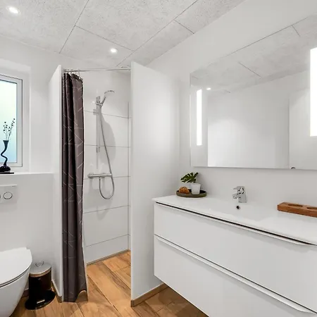 Luxurious 8-person House With A Spacious Outdoor - 1003 *