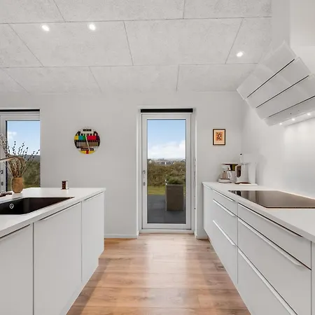 Luxurious 8-person House With A Spacious Outdoor - 1003