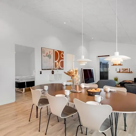 Luxurious 8-person House With A Spacious Outdoor - 1003